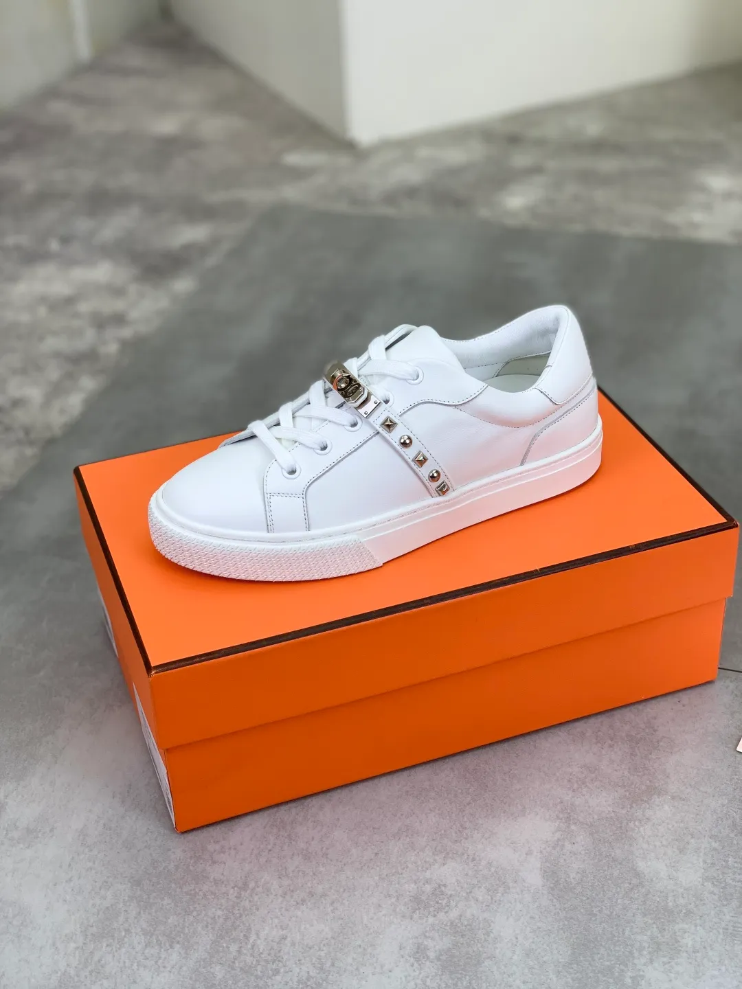Men's men's shoes 💰P640 New Hermes top version Hermès classic couple style #𝐊𝐞𝐥𝐥𝐲 buckle casual white shoes skateboard shoes that will not conflict with shoes at all. Full of unknowns, Hermès rarely produces flat casual shoes and they are paired with classic palladium-plated Kelly shoe buckles! You'll fall in love with it at first sight. It's super versatile and can be worn with any skirt or pants. 🉑️Close your eyes and wear it. It's super noble. Fabric: Specific cowhide/canvas material. Lining: Sheepskin lining. Outsole: Original molded TPU outsole. Size: 35-45.